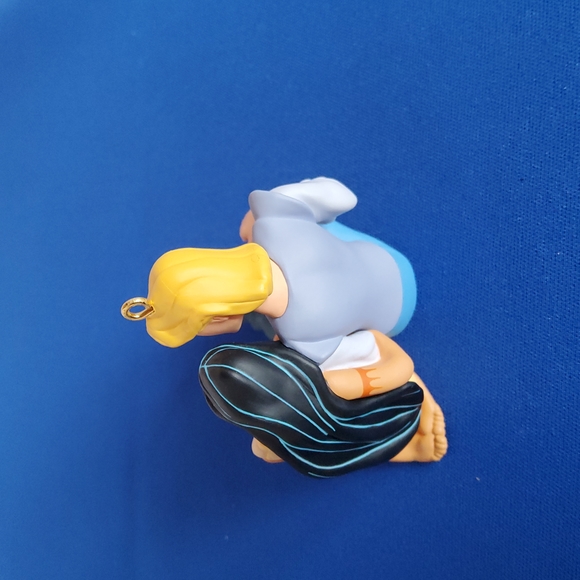 Hallmark Pocahontas and Captain John Smith collectible ornament - Picture 2 of 5